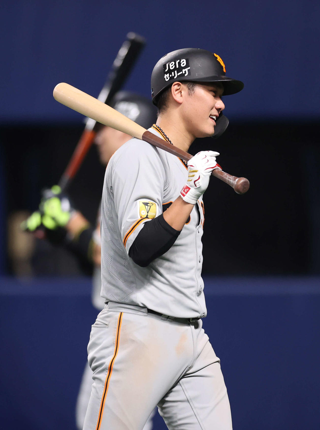 中日対巨人　6回表巨人1死、空振り三振に倒れた坂本は苦笑いを見せる（撮影・河野匠）