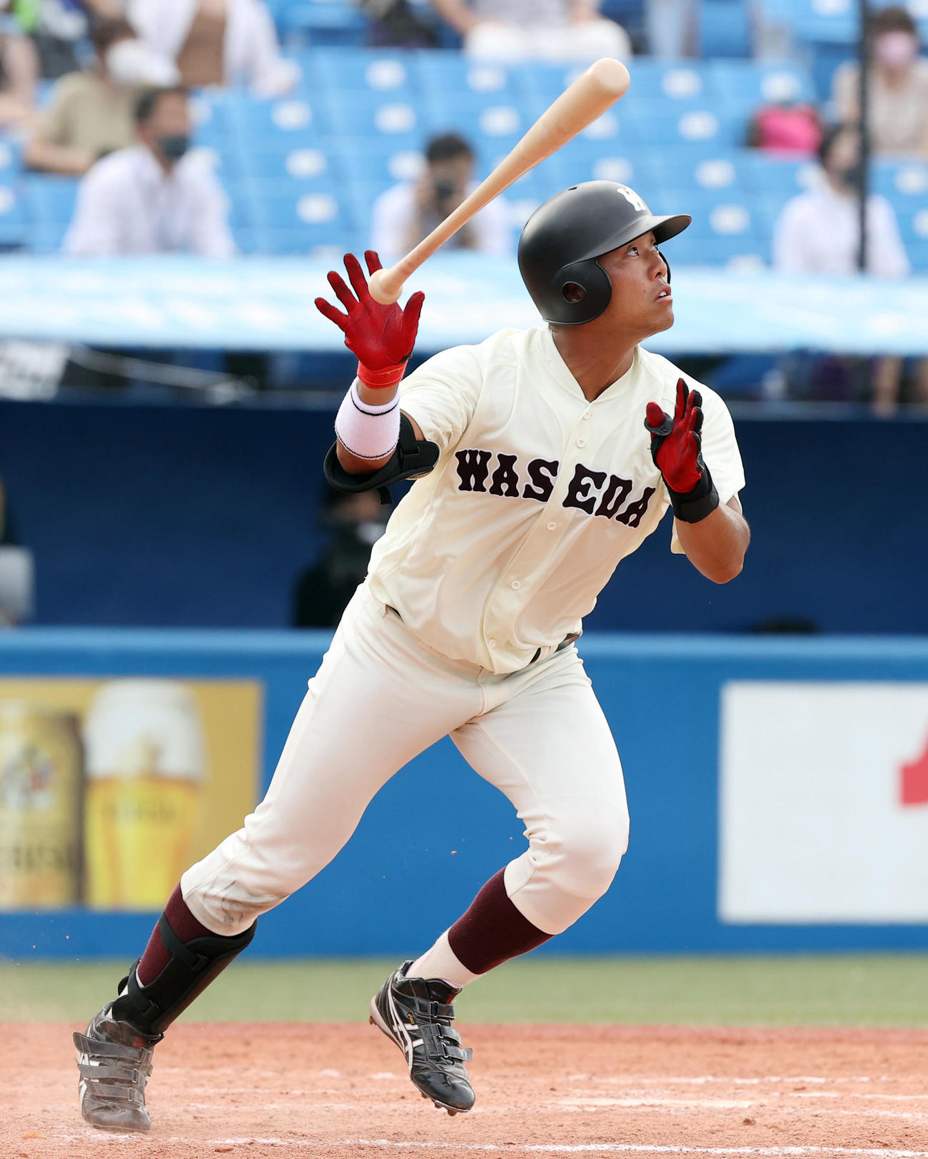 明大対早大　8回裏早大無死、2打席連続となる右越えソロ本塁打を放つ蛭間（撮影・垰建太）