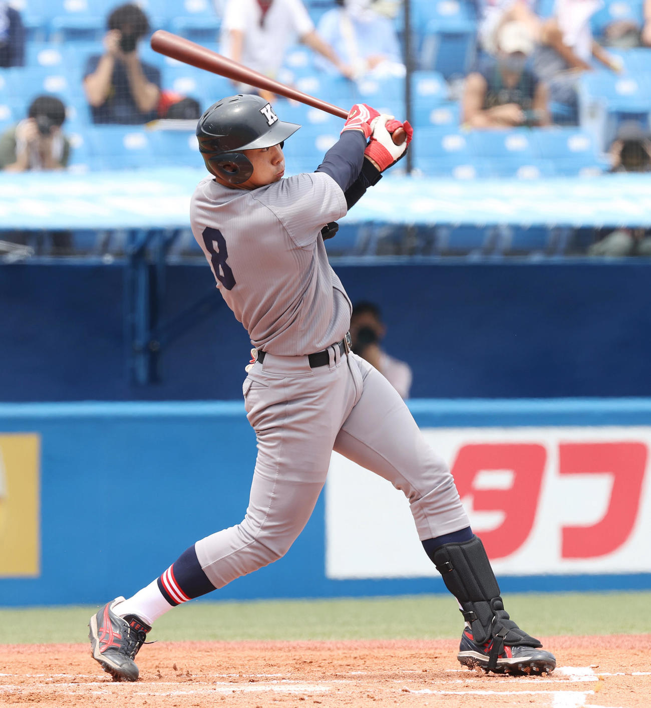 東大対慶大　1回裏慶大1死一塁、右中間に先制の適時三塁打を放つ若林（撮影・垰建太）