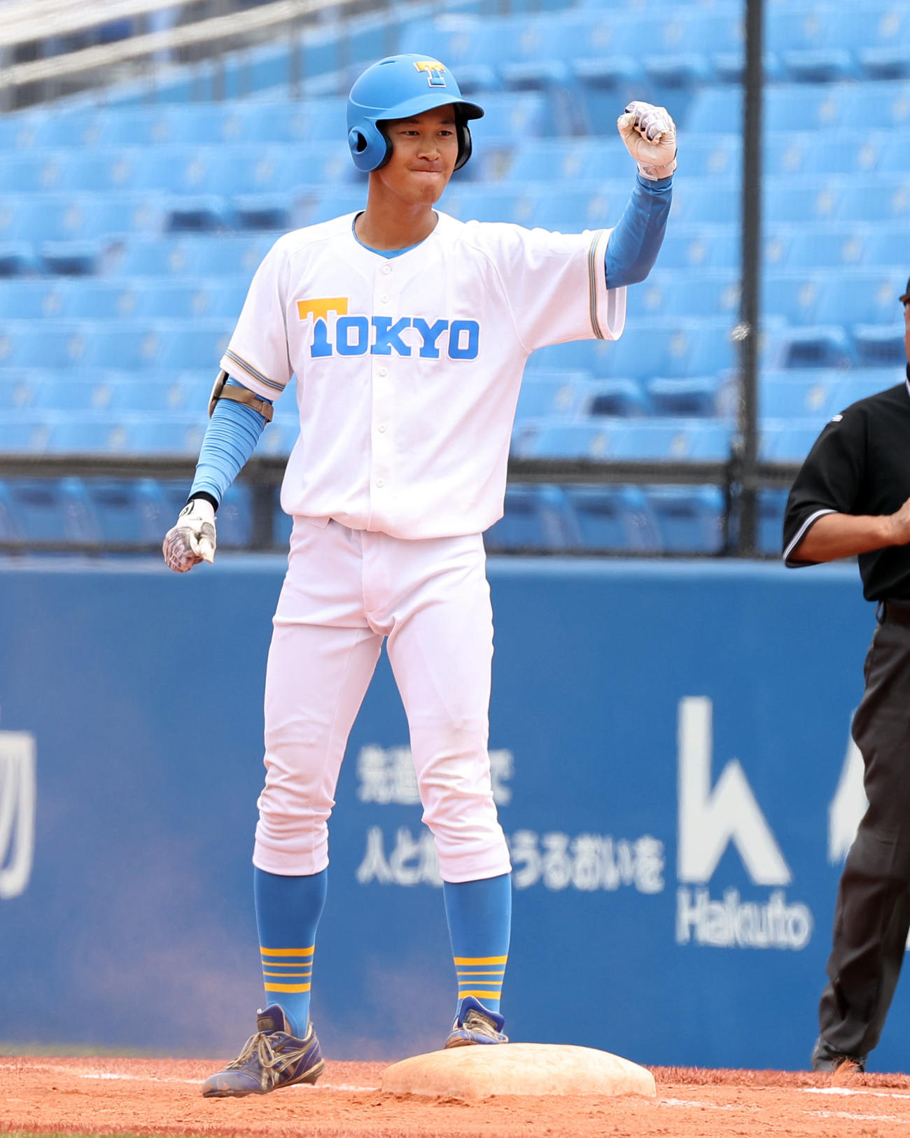 東大対慶大　6回表2死二、三塁、右前適時打を放ちガッツポーズする石元（撮影・垰建太）