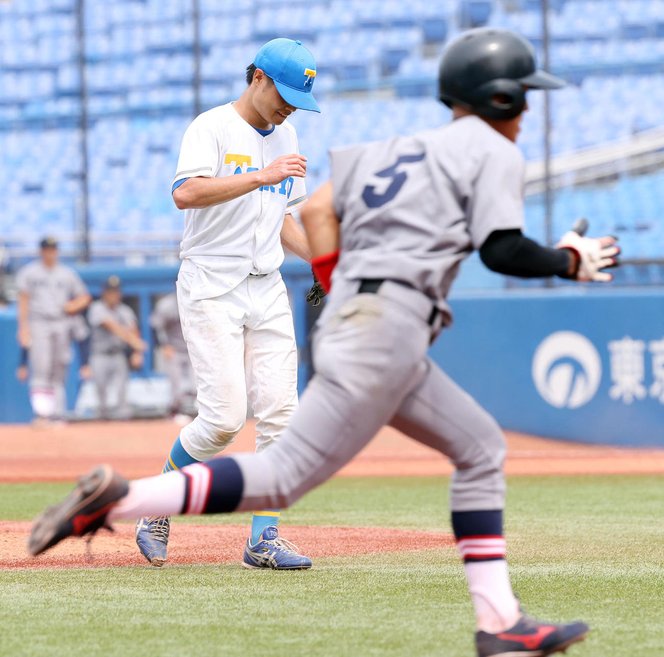 東大対慶大　9回裏慶大1死満塁、下山にサヨナラ適時打を浴びがっくり肩を落とす平山（撮影・垰建太）