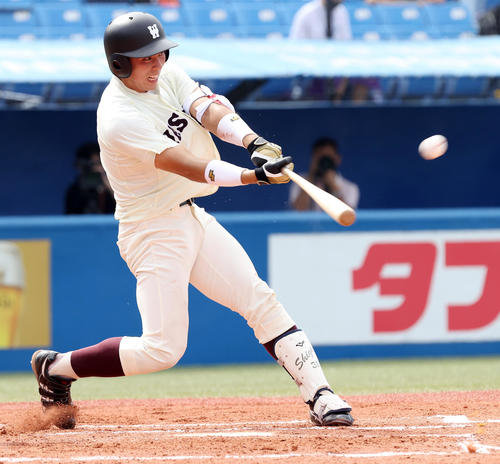明大対早大　1回裏早大2死三塁、先制の中越え適時二塁打を放つ岩本（撮影・垰建太）