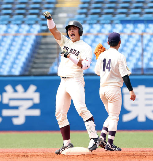 明大対早大　1回裏早大2死三塁、先制の中越え適時二塁打を放ちベンチにガッツポーズする岩本（撮影・垰建太）