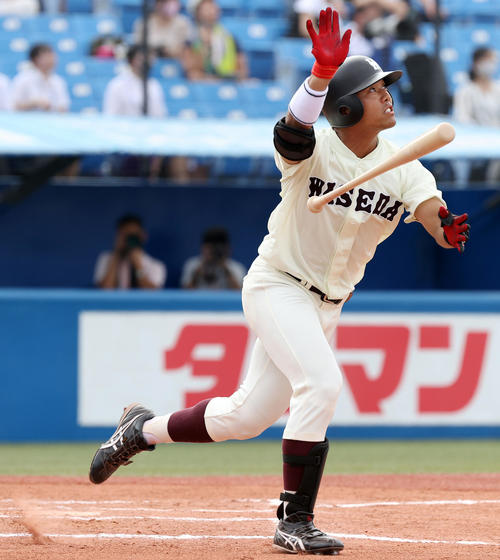 明大対早大　6回裏早大2死一、三塁、右越え3点本塁打を放つ蛭間（撮影・垰建太）