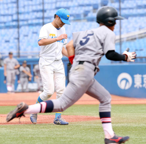 東大対慶大　9回裏慶大1死満塁、下山にサヨナラ適時打を浴びがっくり肩を落とす平山（撮影・垰建太）