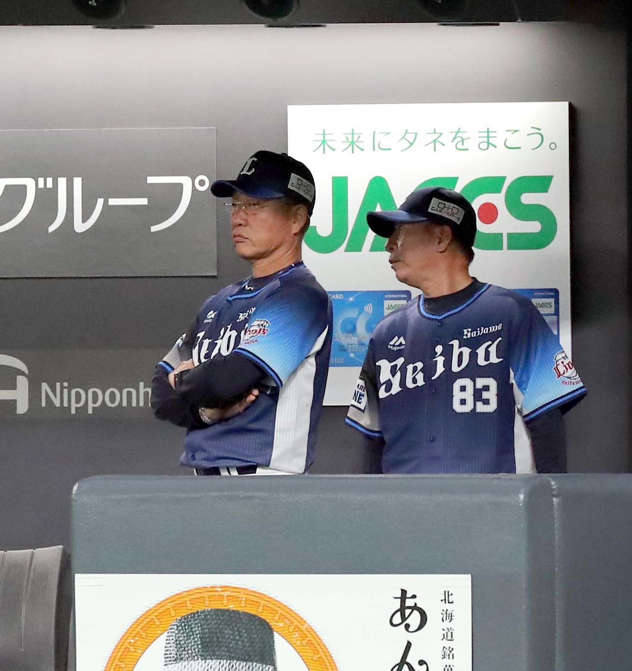 ベンチで渋い表情を見せる西武辻監督（撮影・佐藤翔太）