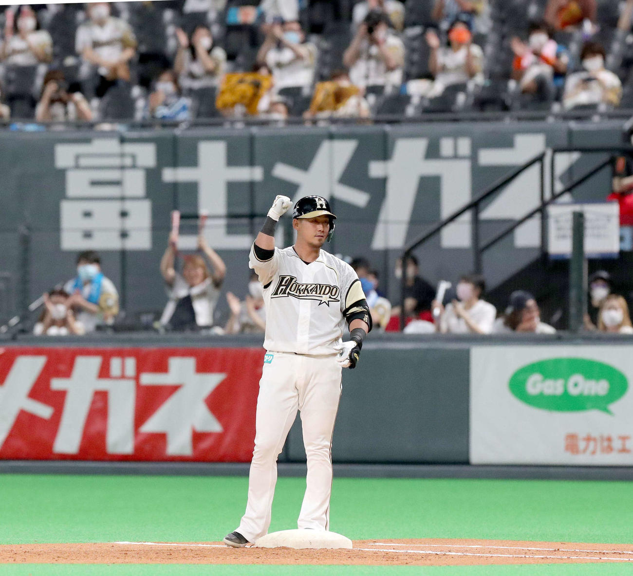 日本ハム対西武　3回裏日本ハム1死二塁、中田は左前適時打を放ちガッツポーズをする（撮影・佐藤翔太）