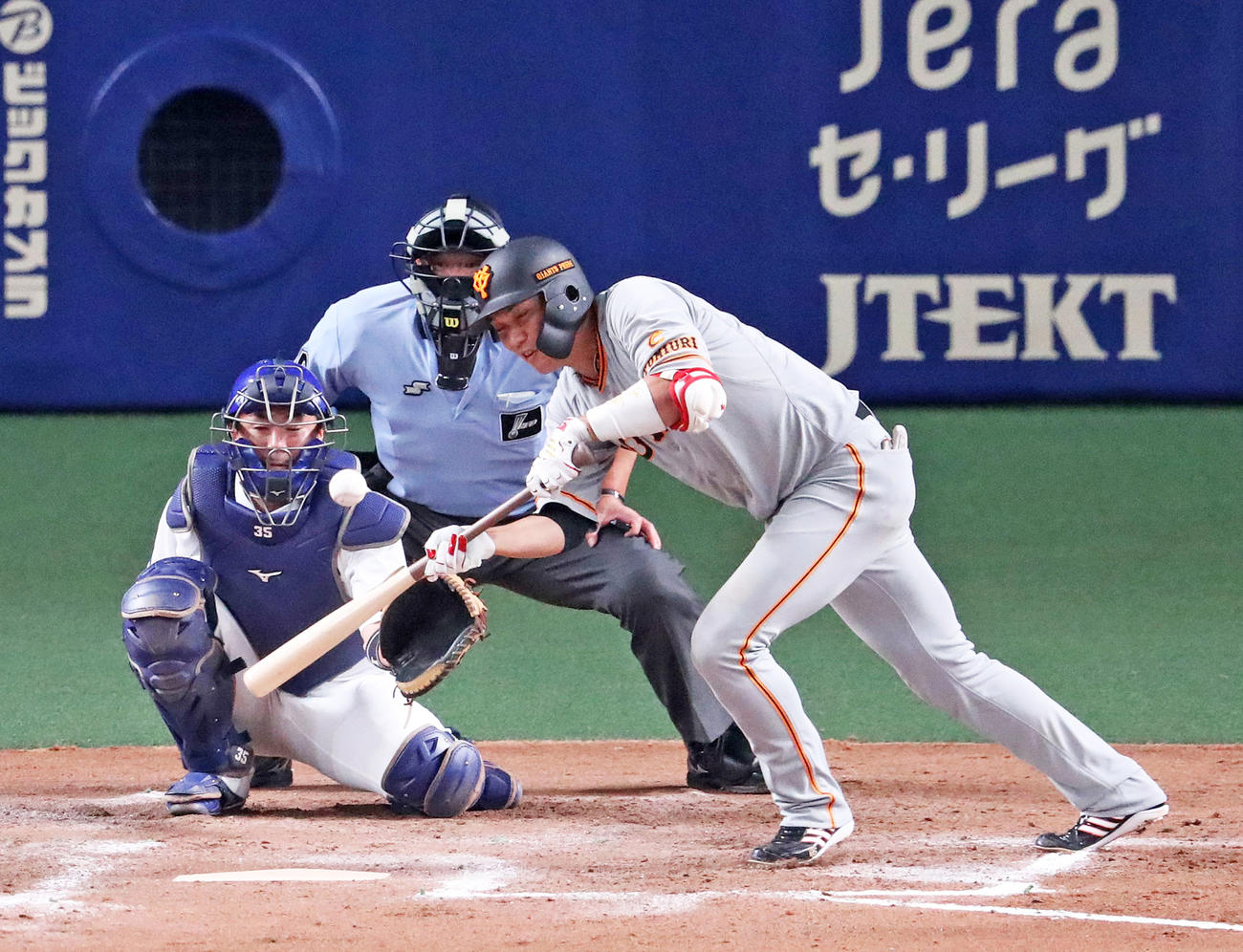 8回表巨人無死、坂本勇人はセーフティーバントを試みるも投ゴロに終わる（撮影・白石智彦）
