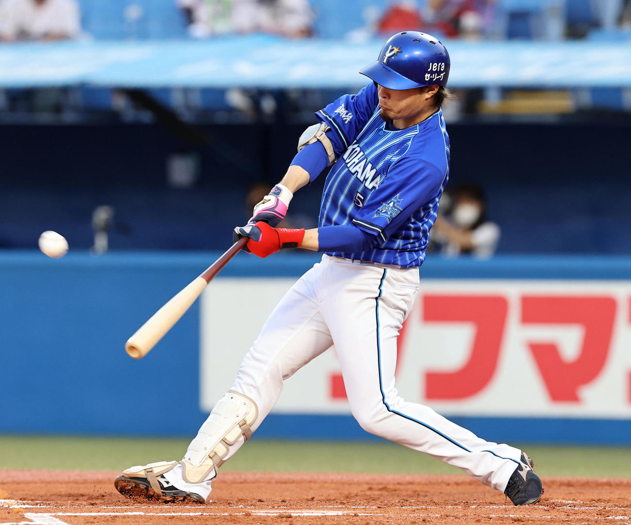 ヤクルト対DeNA　1回表DeNA2死満塁、倉本は右中間に満塁本塁打を放つ（撮影・浅見桂子）