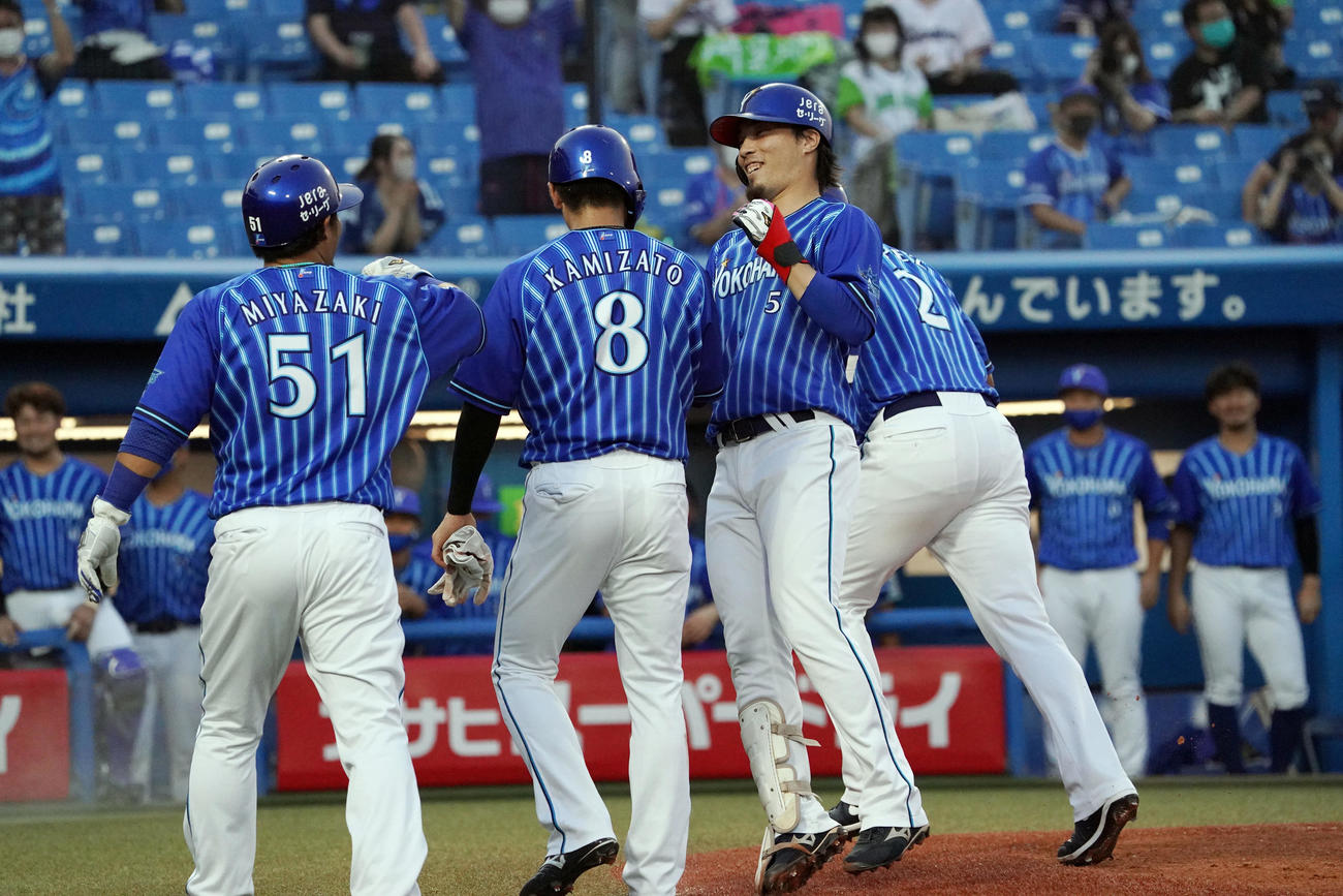ヤクルト対DeNA　1回表DeNA2死満塁、満塁弾を放ち笑顔を見せる倉本（右）（撮影・狩俣裕三）