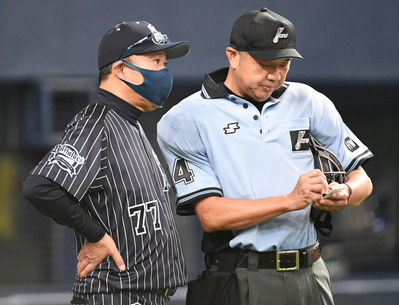 オリックス対ロッテ　選手交代告げる西村監督（左）（撮影・渦原淳）