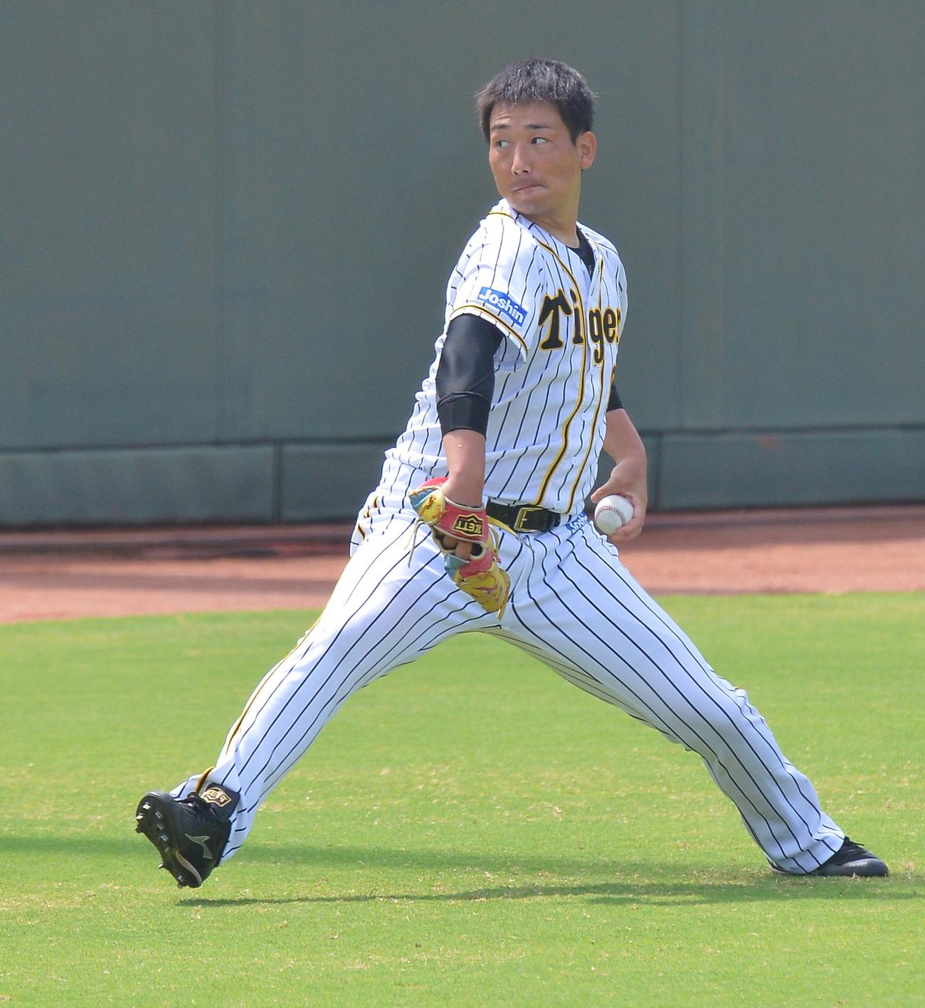【プロ野球阪神2軍練習】キャッチボールの阪神・岩崎優（代表撮影）