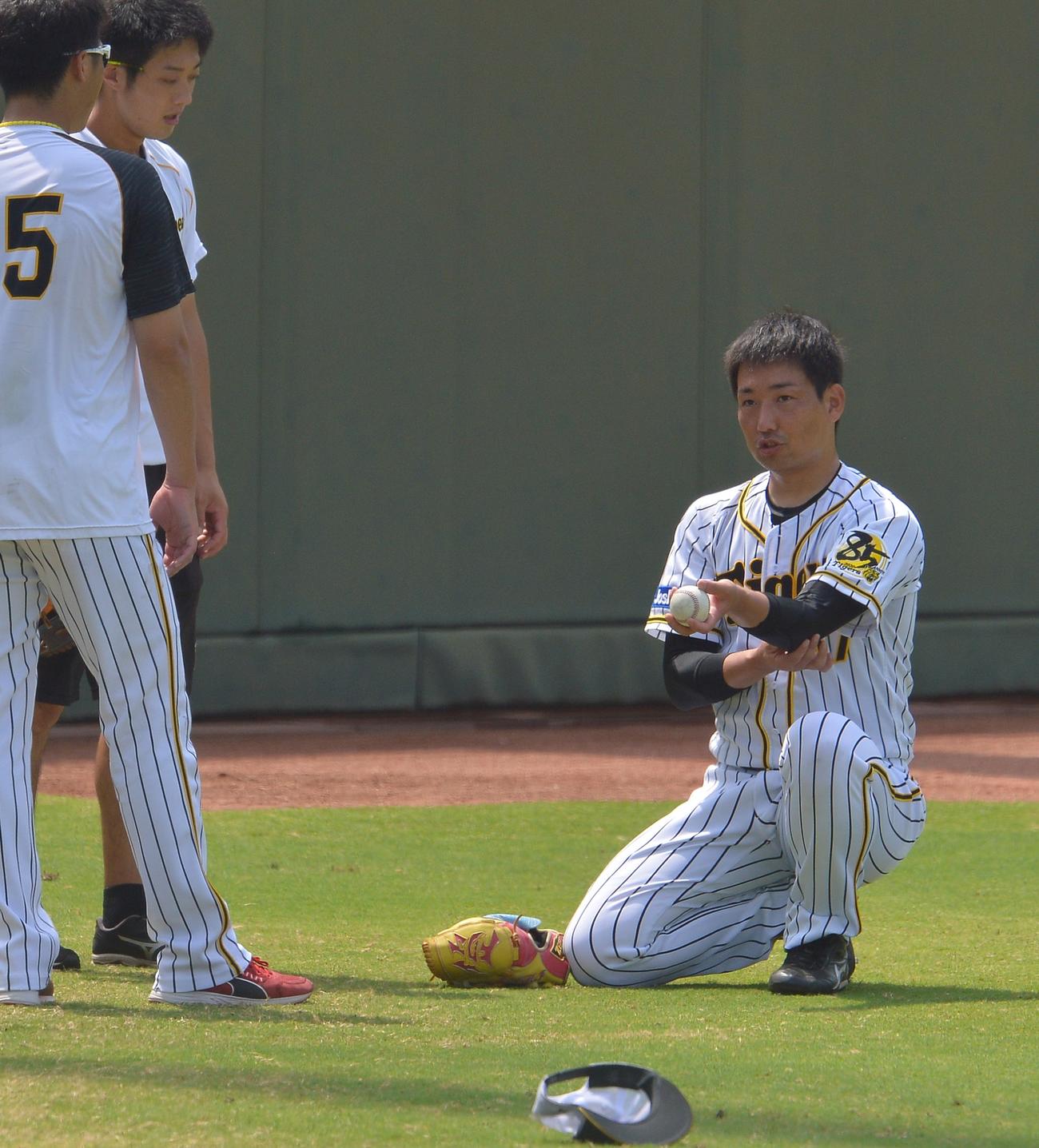 【プロ野球阪神2軍練習】左肘を触る岩崎優（代表撮影）