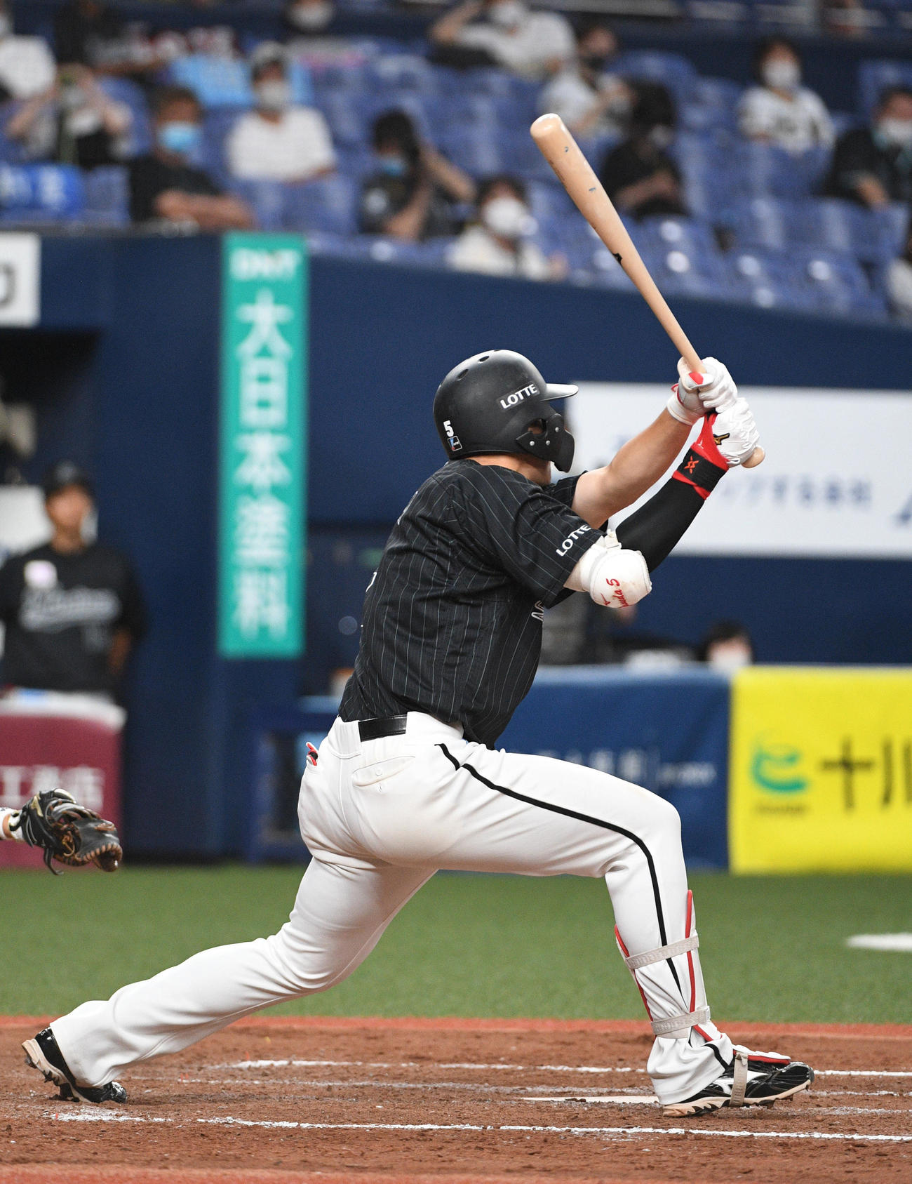 9回表ロッテ1死満塁、安田は左2点適時二塁打を放つ（撮影・渦原淳）