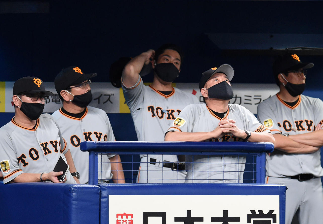 9回表巨人2死三塁、ベンチで天を仰ぐ原辰徳監督（撮影・森本幸一）