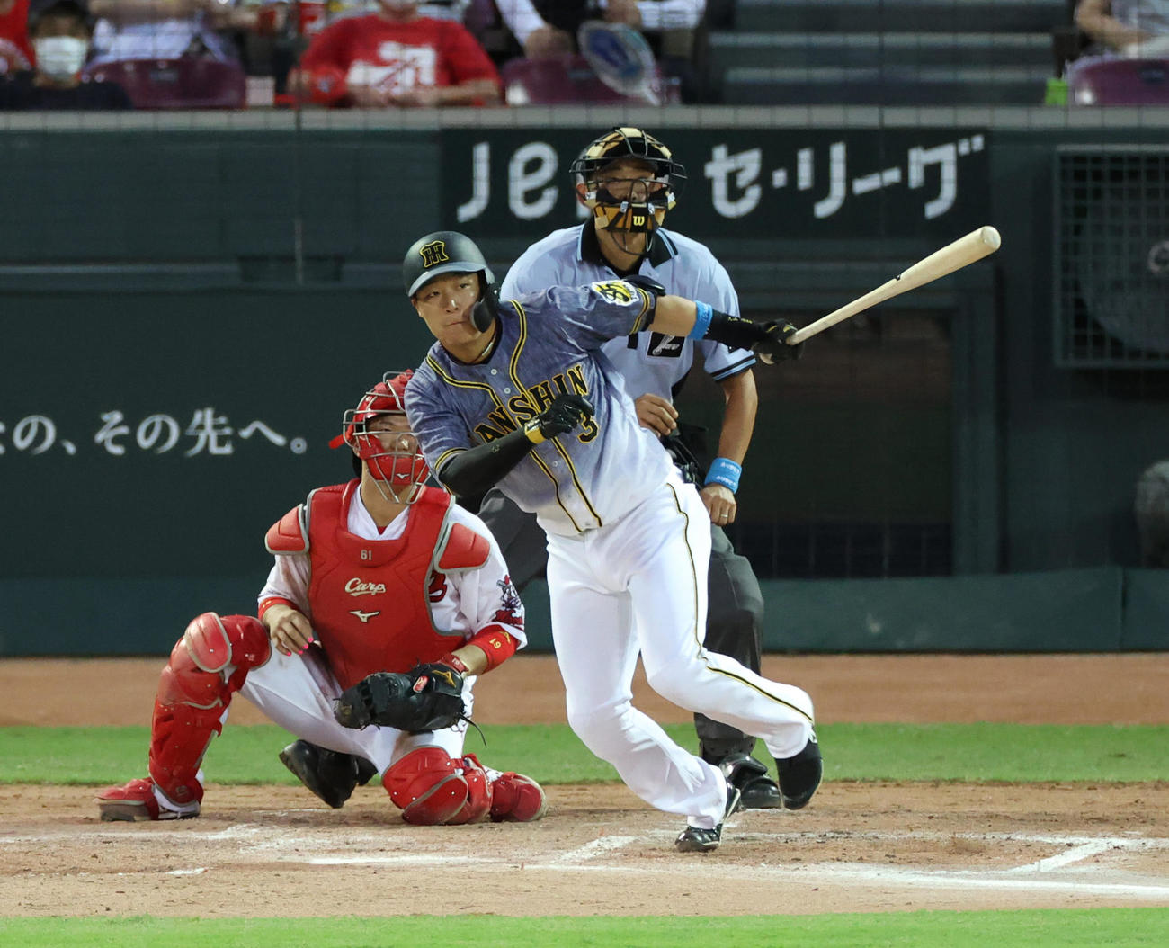 広島対阪神　3回表阪神2死三塁、左中間を破る勝ち越し適時三塁打を放つ大山悠輔（撮影・清水貴仁）