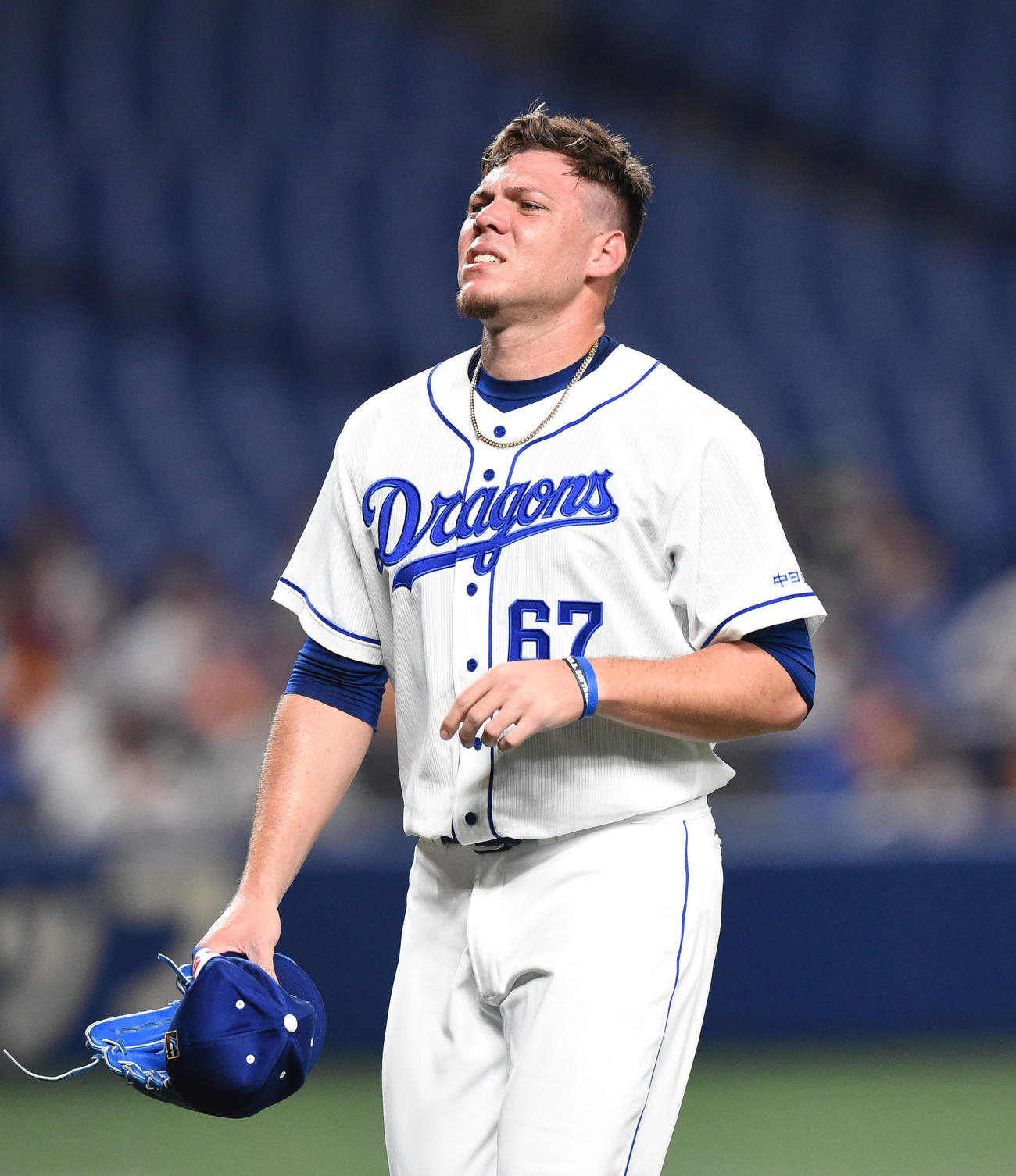 7回表巨人1死二塁、マウンドを降りる中日先発のヤリエル・ロドリゲス（撮影・森本幸一）
