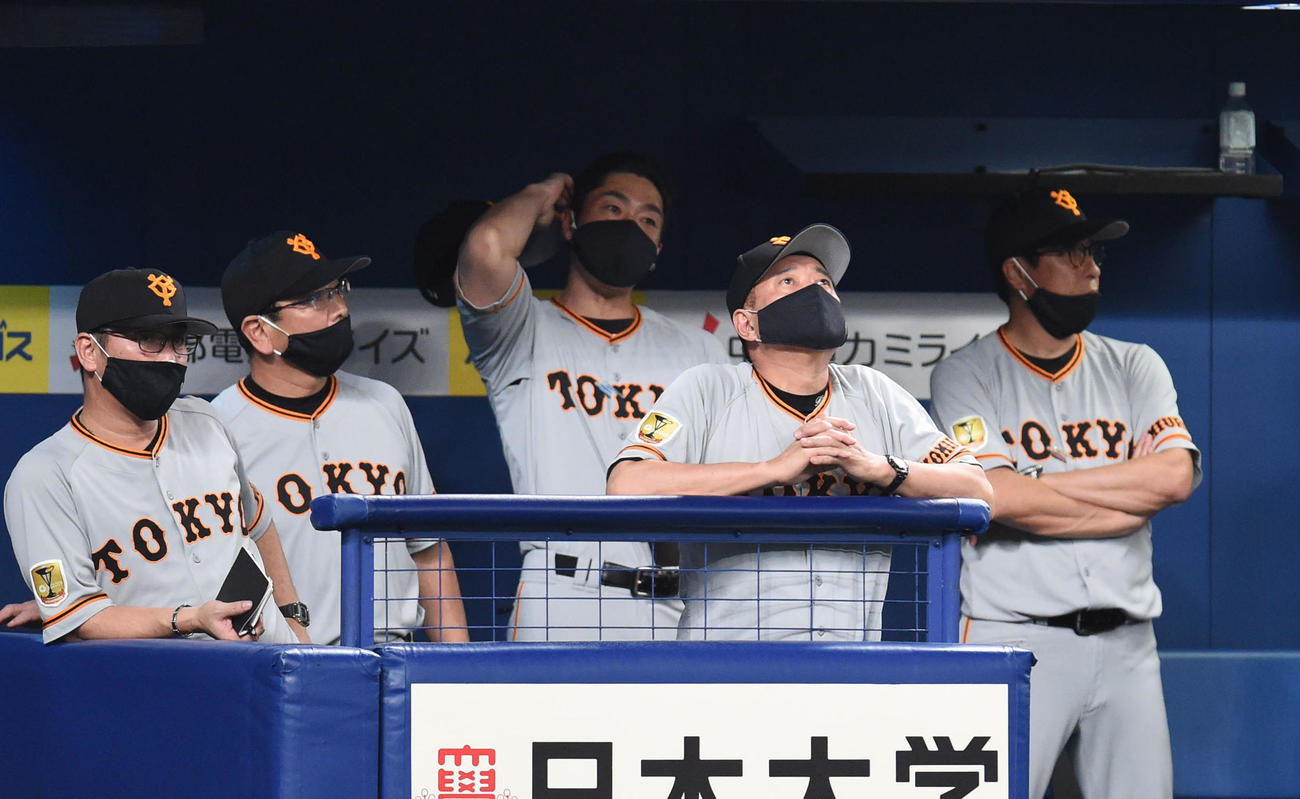 プロ野球中日対巨人　9回表巨人2死三塁、ベンチで天を仰ぐ原辰徳監督（撮影・森本幸一）
