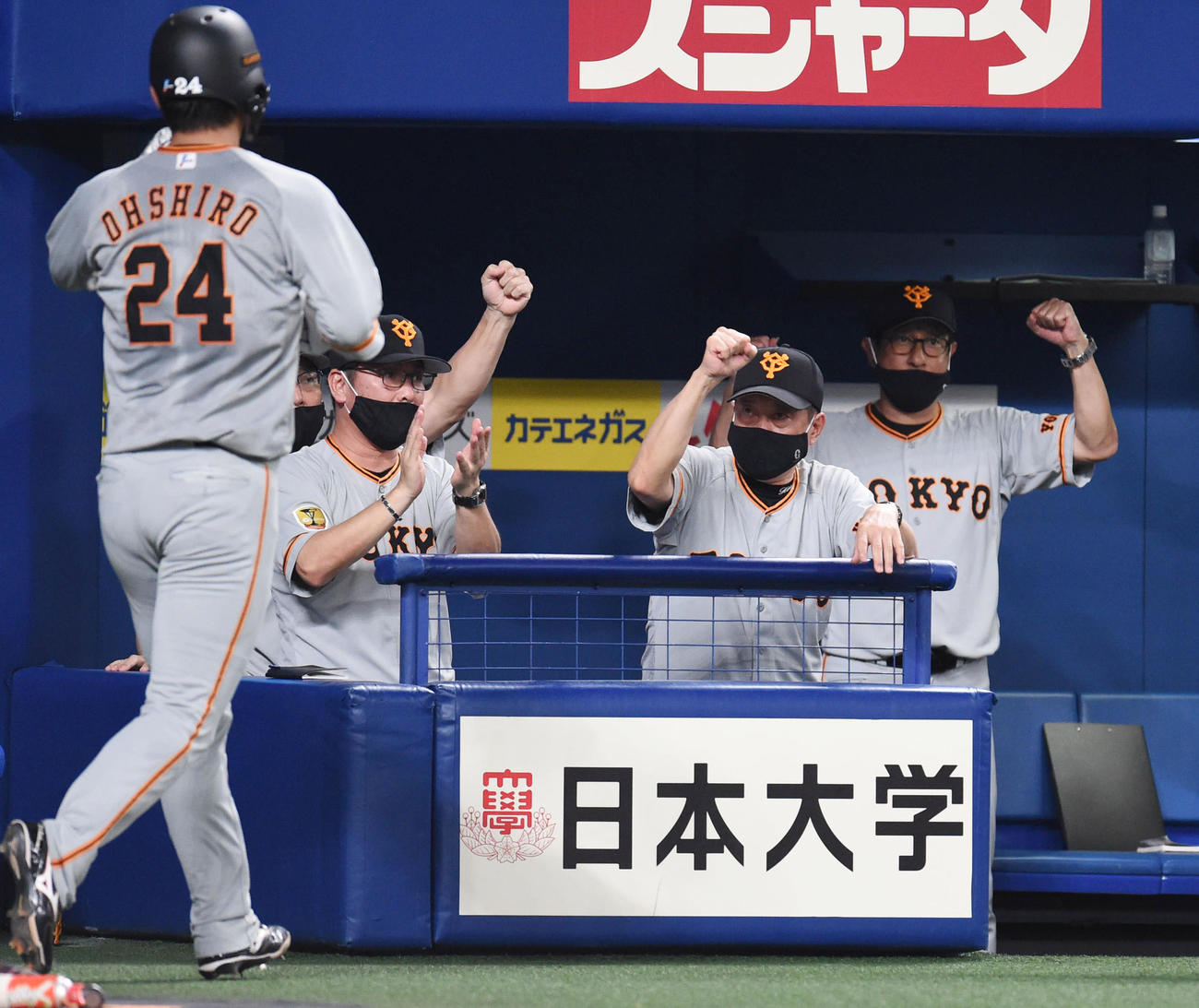 プロ野球中日対巨人　7回表巨人1死二塁、ゼラス・ウィーラーの左適時二塁打で生還した大城卓三を迎える原辰徳監督（撮影・森本幸一）