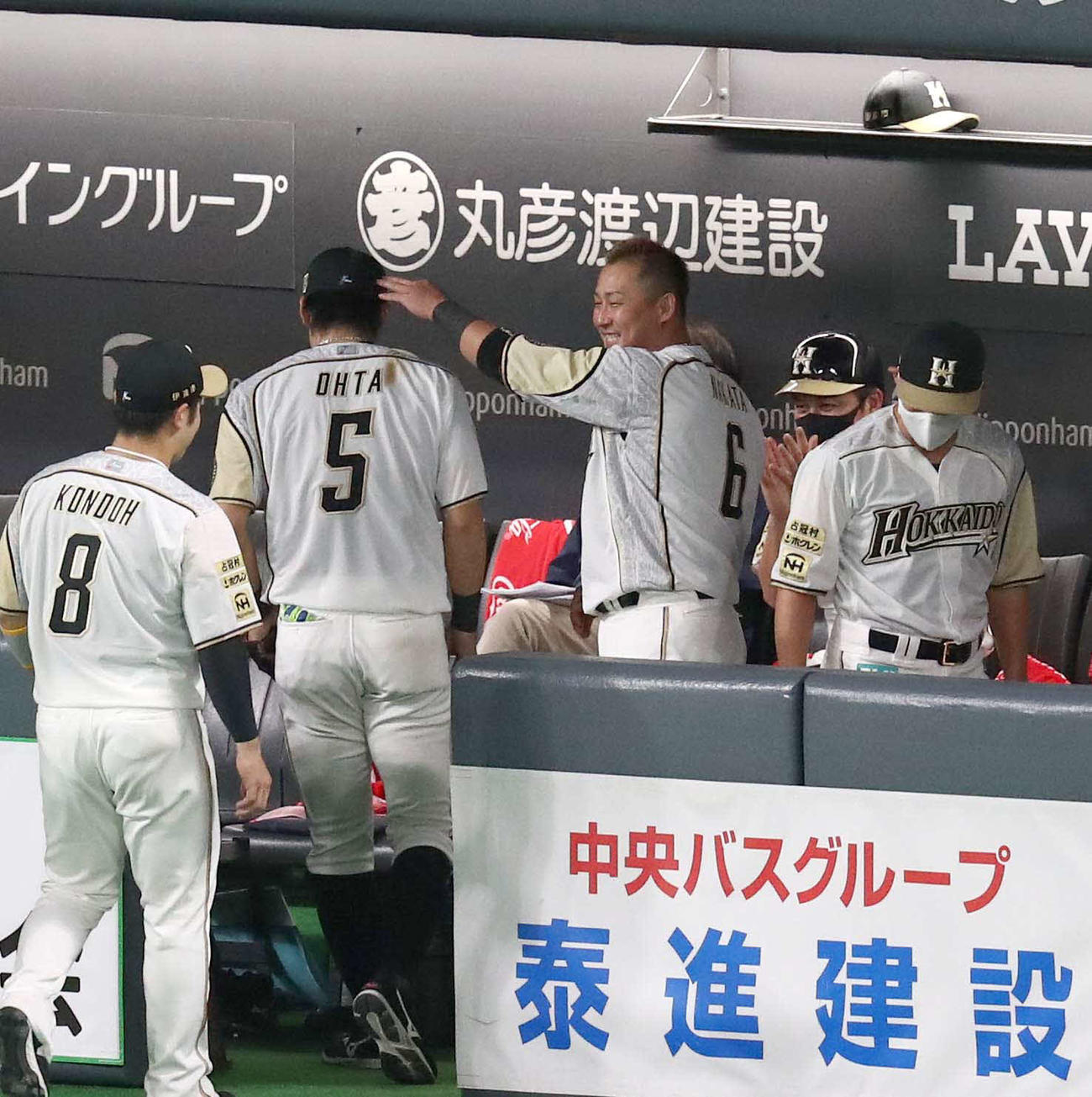 日本ハム対西武　7回表、好守を見せた大田を笑顔で出迎える中田（撮影・黒川智章）