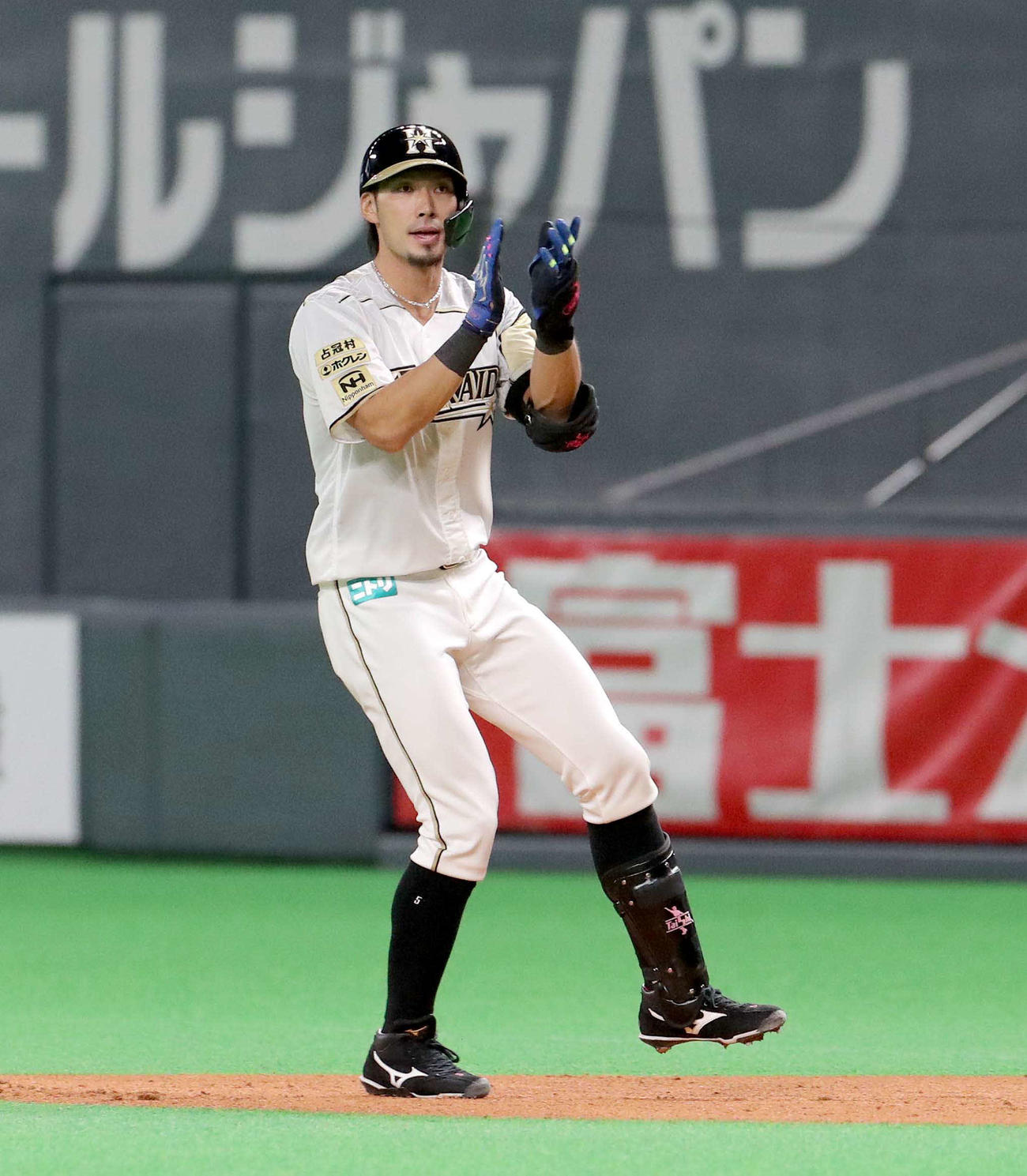 日本ハム対西武　1回裏日本ハム2死一、二塁、大田は同点となる中前適時打を放ち手を叩く（撮影・佐藤翔太）