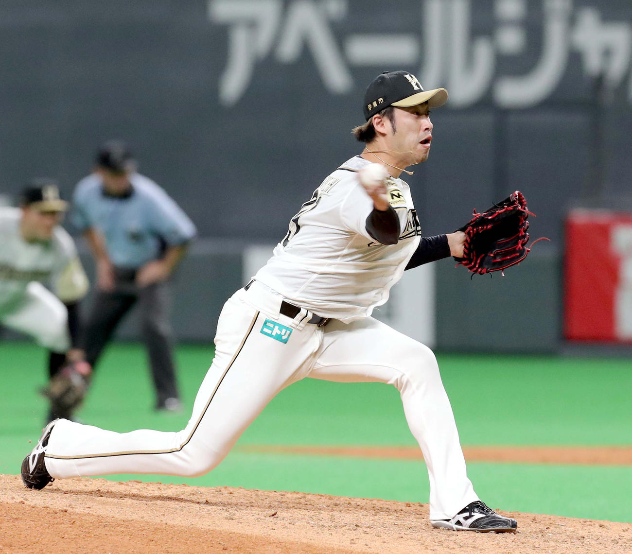 9回から登板する日本ハム秋吉（撮影・佐藤翔太）