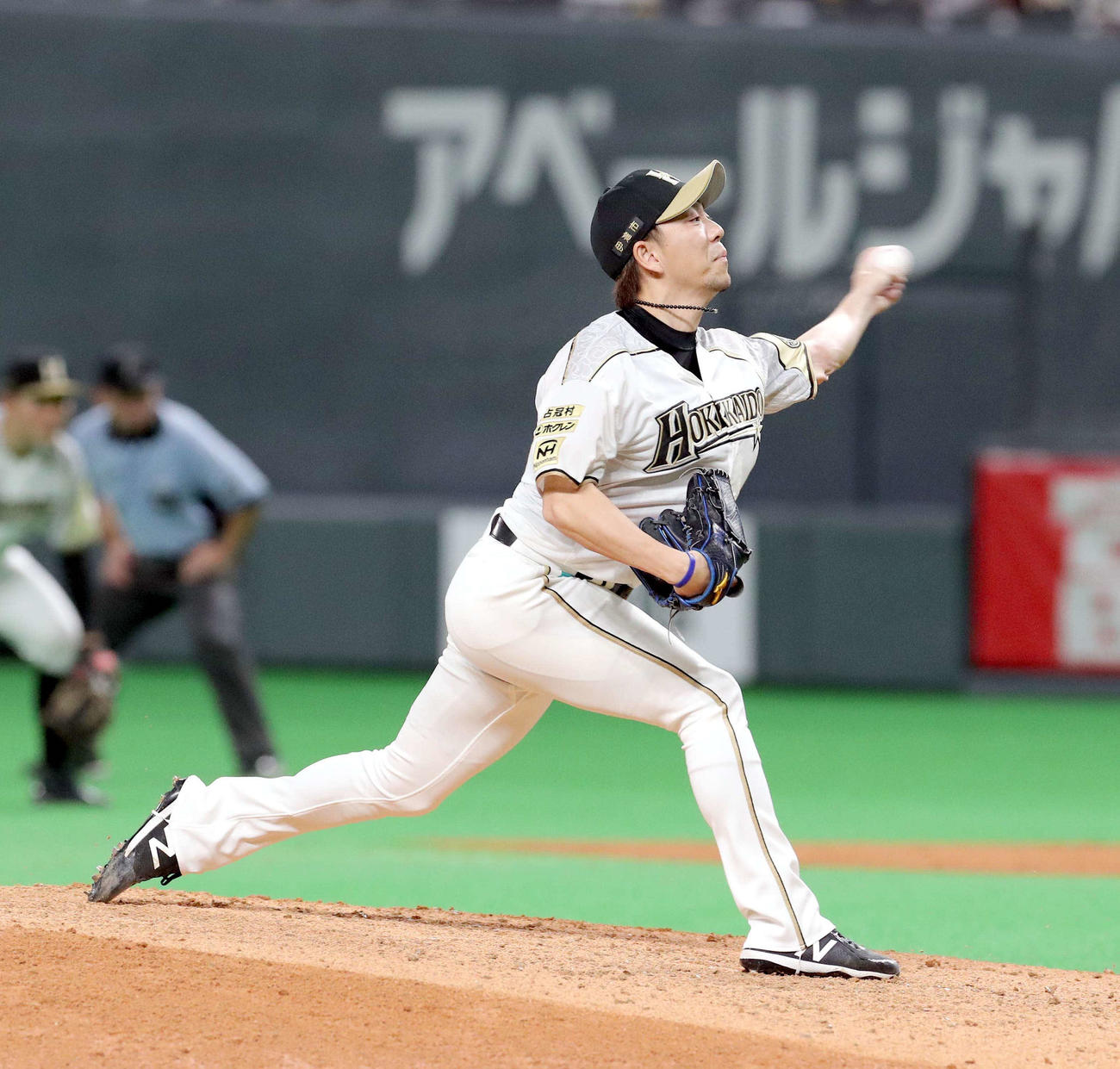 日本ハム対西武　8回から登板する日本ハム宮西（撮影・佐藤翔太）