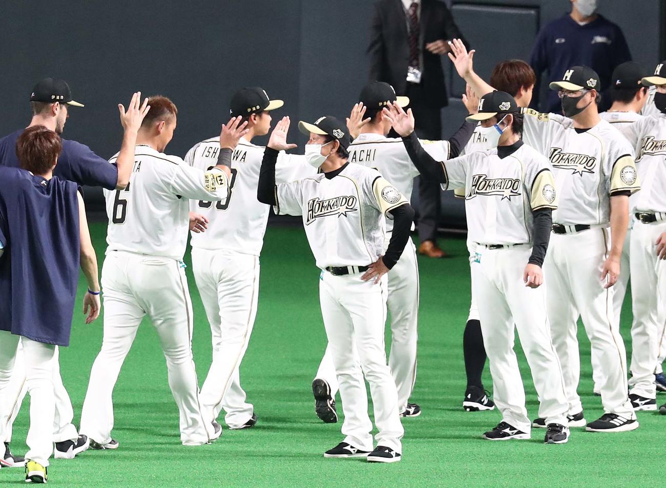 日本ハム対西武　試合後、ナインを出迎える栗山監督（中央）（撮影・黒川智章）