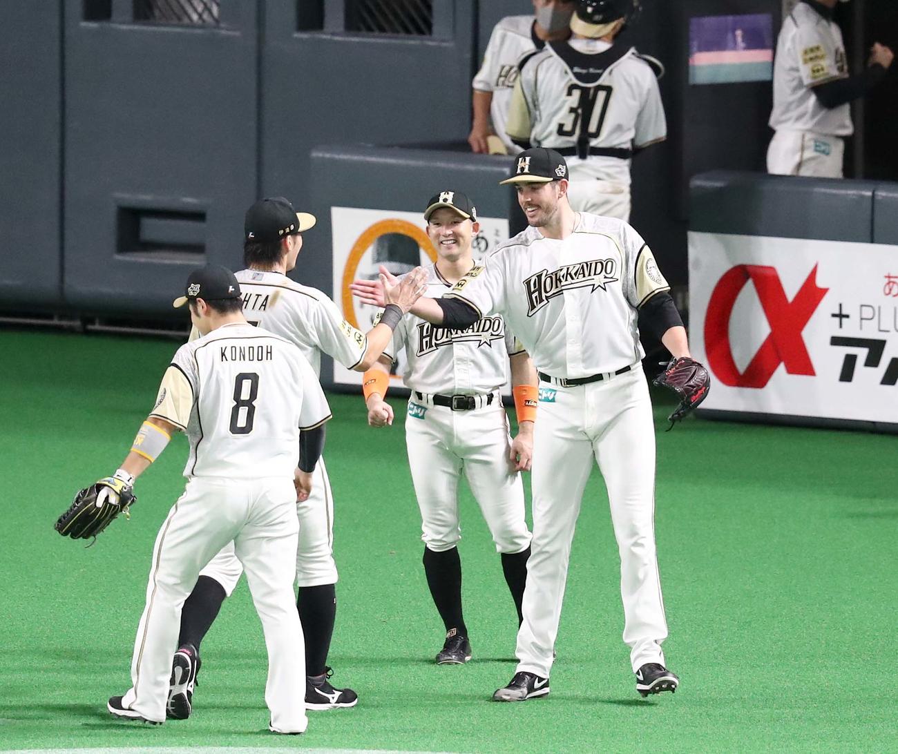 日本ハム対西武　7回表、好守を見せた大田を出迎えるバーヘイゲン（撮影・黒川智章）