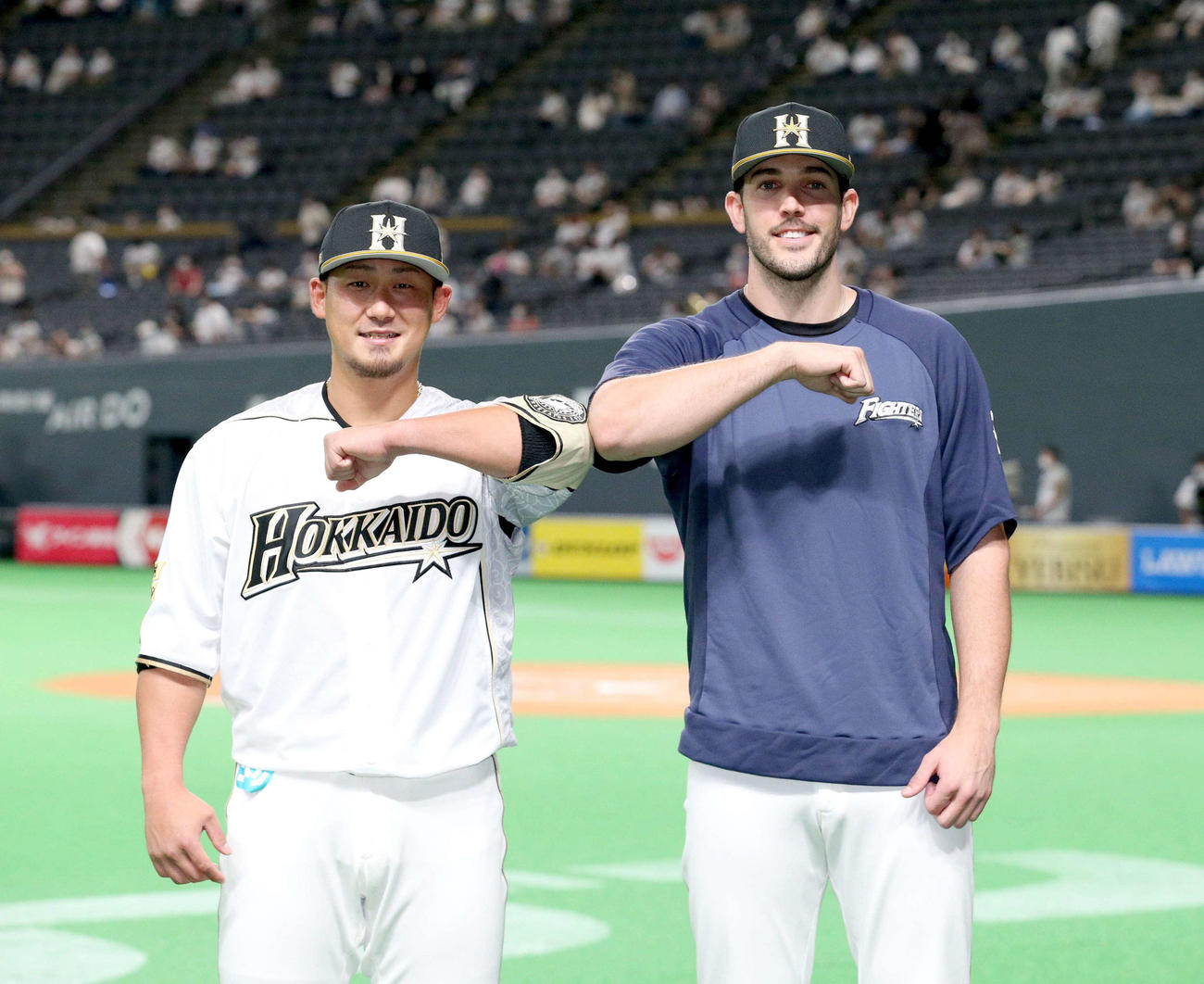 日本ハム対西武　今季初の4連勝で笑顔で肘タッチを交わす日本ハム中田とバーヘイゲン（右）（撮影・佐藤翔太）