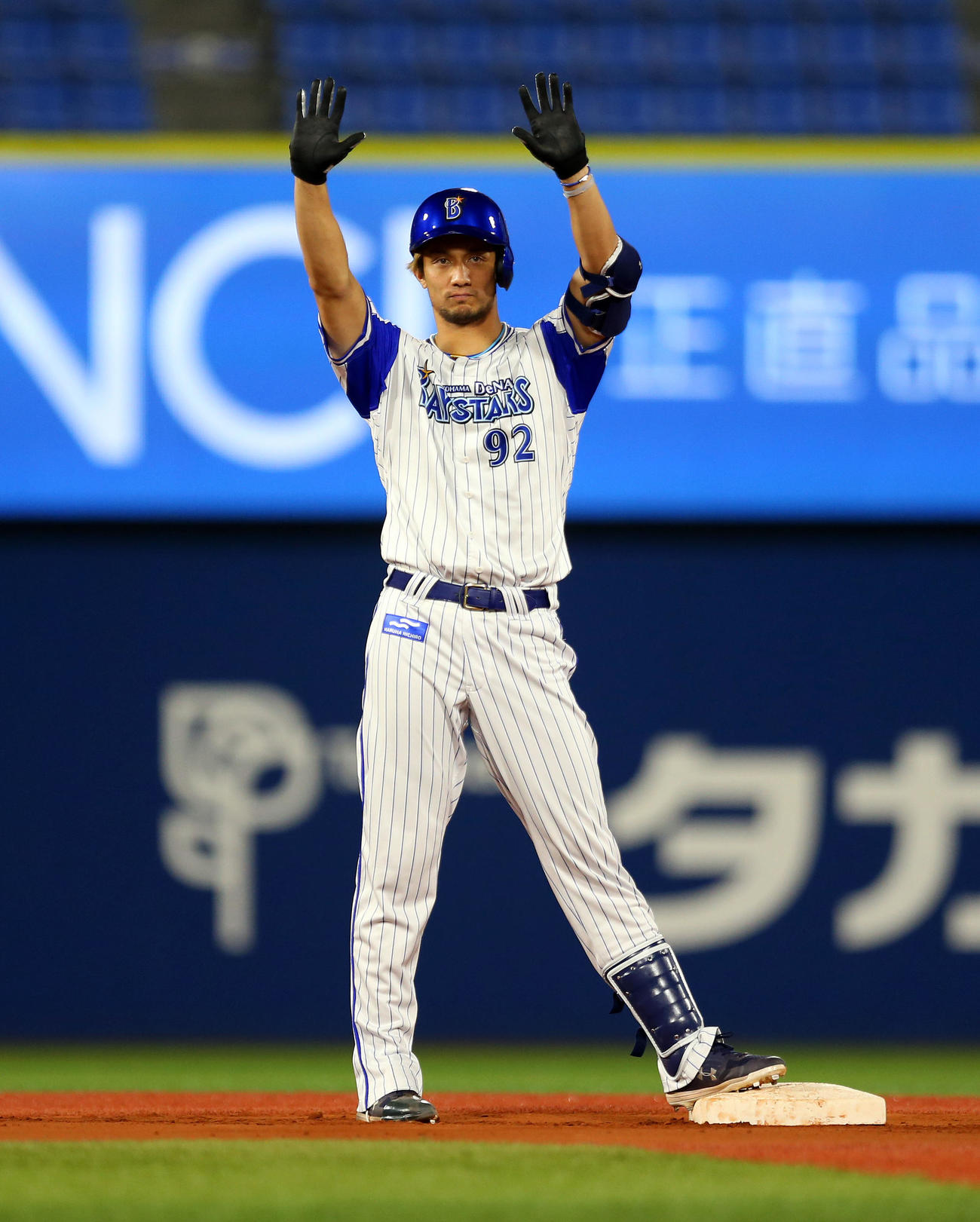 DeNA対阪神　4回裏DeNA1死一、二塁、右中間を破る2点適時二塁打を放ち、喜ぶ国吉（撮影・大野祥一）
