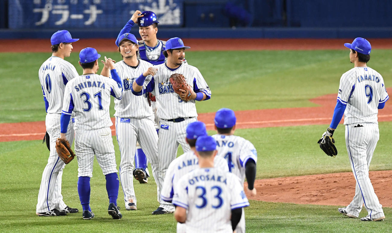 DeNA対阪神　エアタッチで勝利を喜ぶDeNAの選手たち。左から中井、柴田、三嶋、高城、宮崎、大和（撮影・山崎安昭）