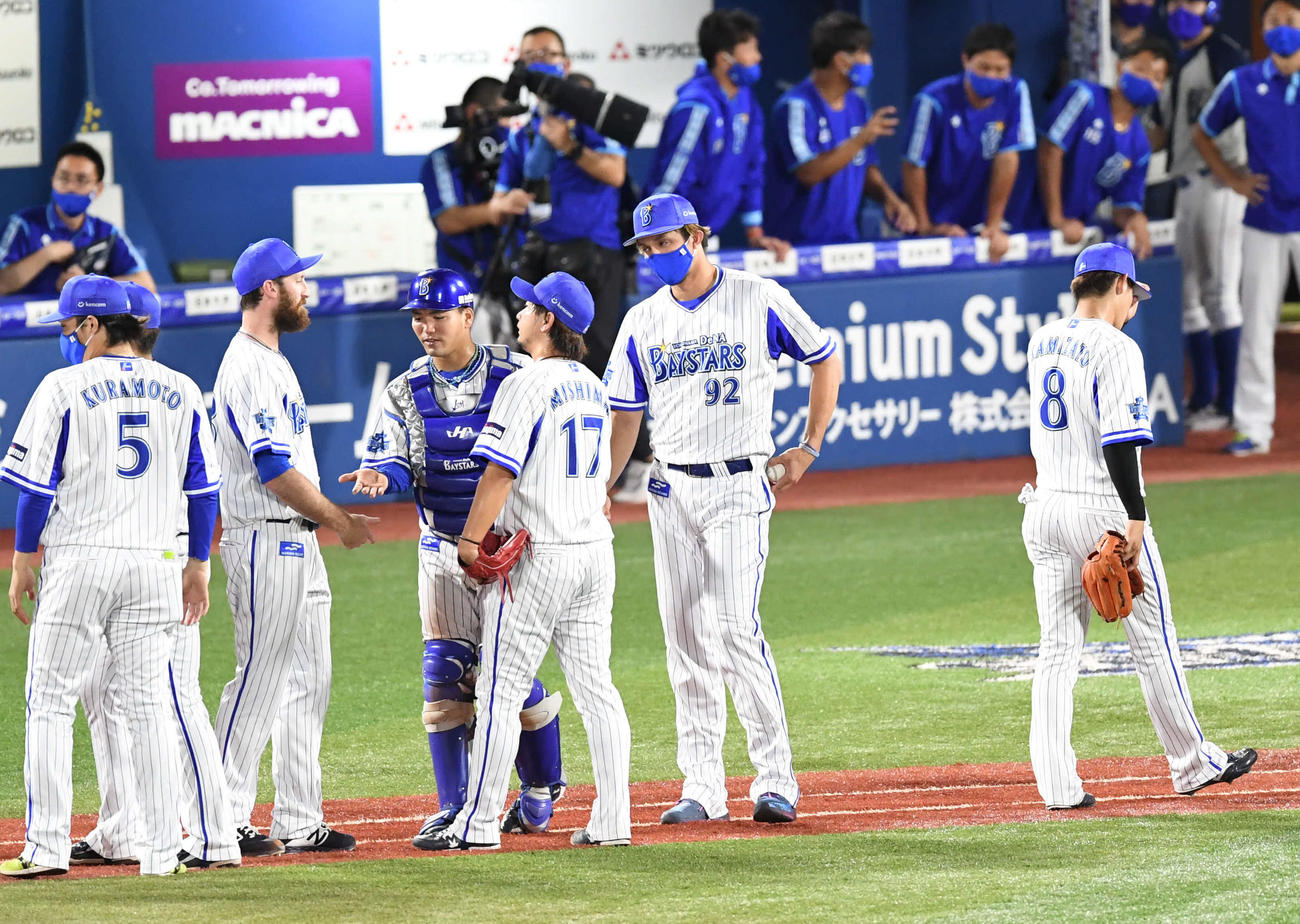 DeNA対阪神　勝利球をポケットにしまうDeNA国吉（右から2人目）（撮影・山崎安昭）