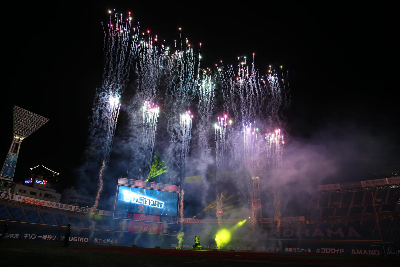 DeNA対阪神　DeNAの勝利を祝い花火があがる横浜スタジアム（撮影・前田充）
