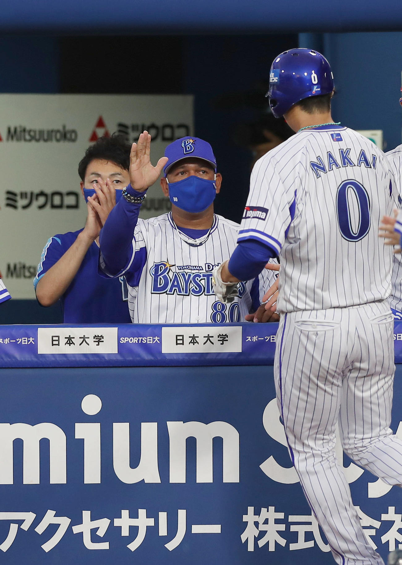 DeNA対阪神　2回裏DeNA1死二、三塁、大和の適時打で生還した中井（右）を迎えるラミレス監督（中央）（撮影・前田充）