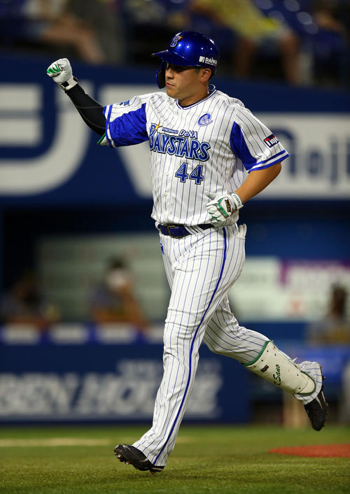 DeNA対阪神 5回裏DeNA1死、本塁打を放ちガッツポーズする佐野(撮影・大野祥一)