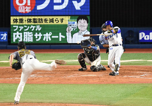 DeNA対阪神 8回裏DeNA2死三塁、中前適時打を放つ宮崎。投手藤川(撮影・山崎安昭)