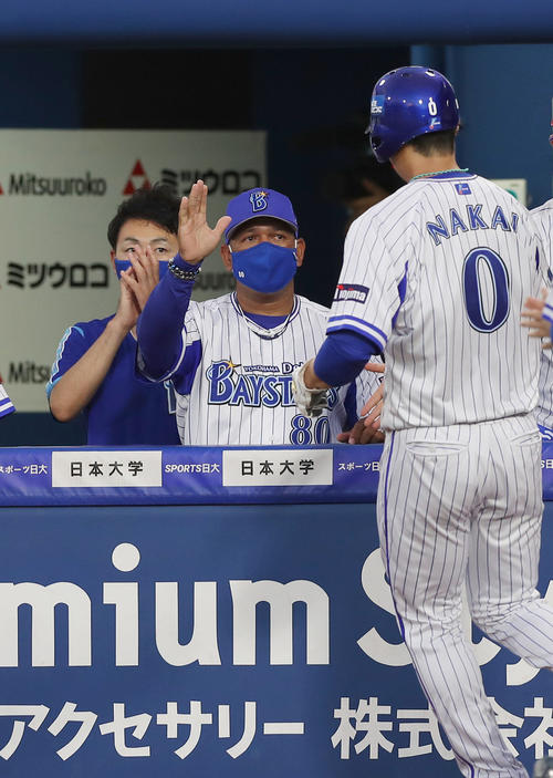 DeNA対阪神 2回裏DeNA1死二、三塁、大和の適時打で生還した中井(右)を迎えるラミレス監督(中央)(撮影・前田充)