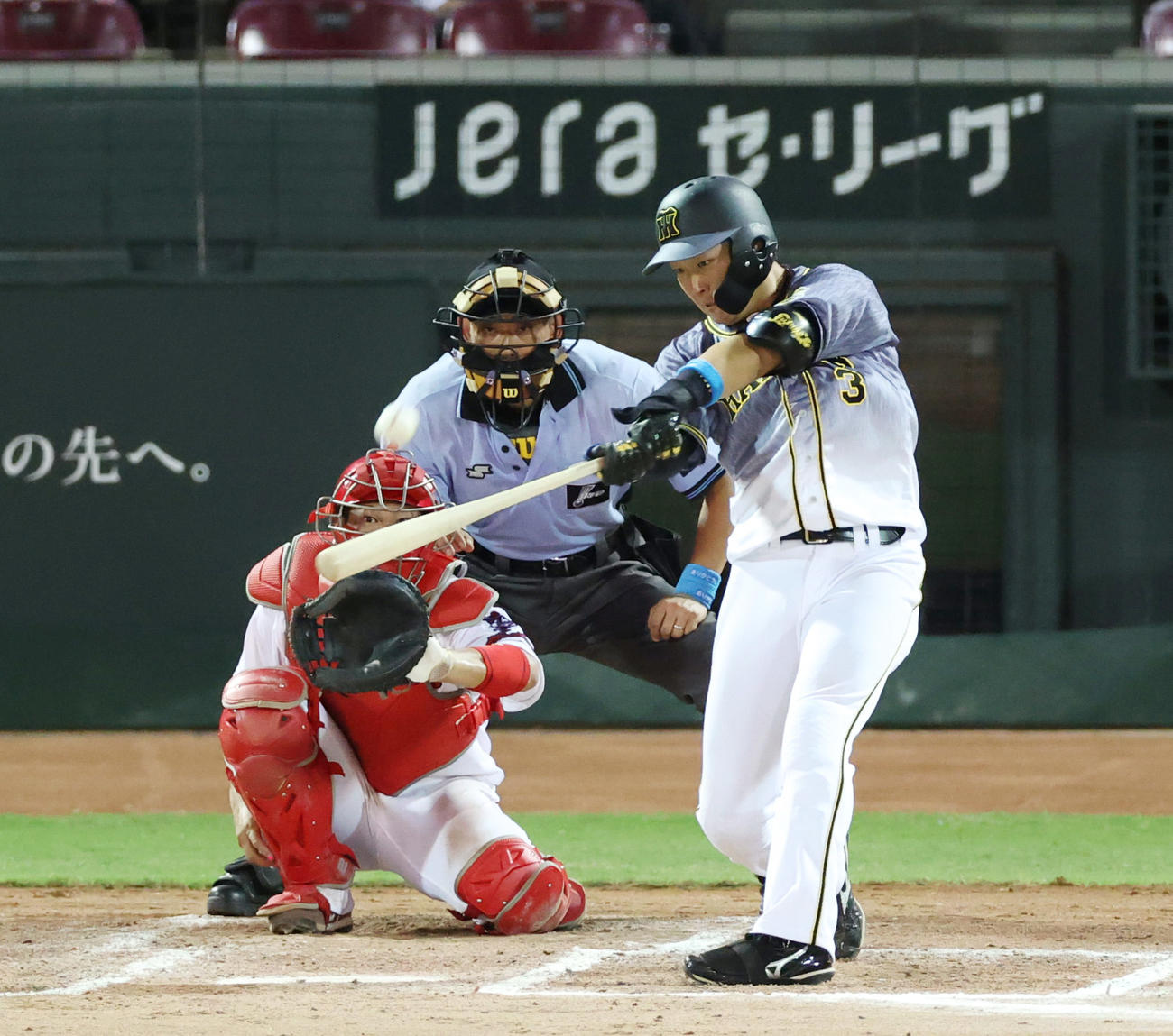 広島対阪神　8回表阪神2死、左越え本塁打を放つ大山（撮影・清水貴仁）
