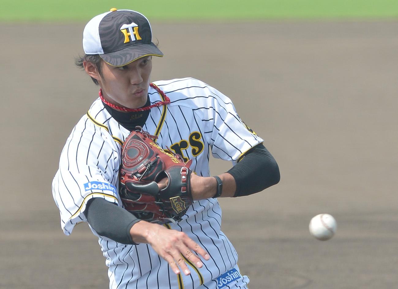 【プロ野球阪神2軍練習】送球する阪神・藤浪晋太郎（代表撮影）
