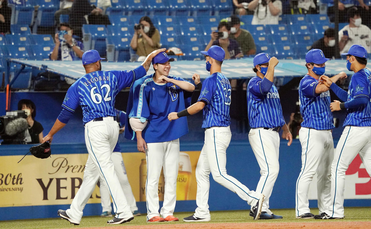 ヤクルト対DeNA　試合後、エスコバー（左端）から頭をなでられ祝福される平良（左から2人目）（撮影・狩俣裕三）