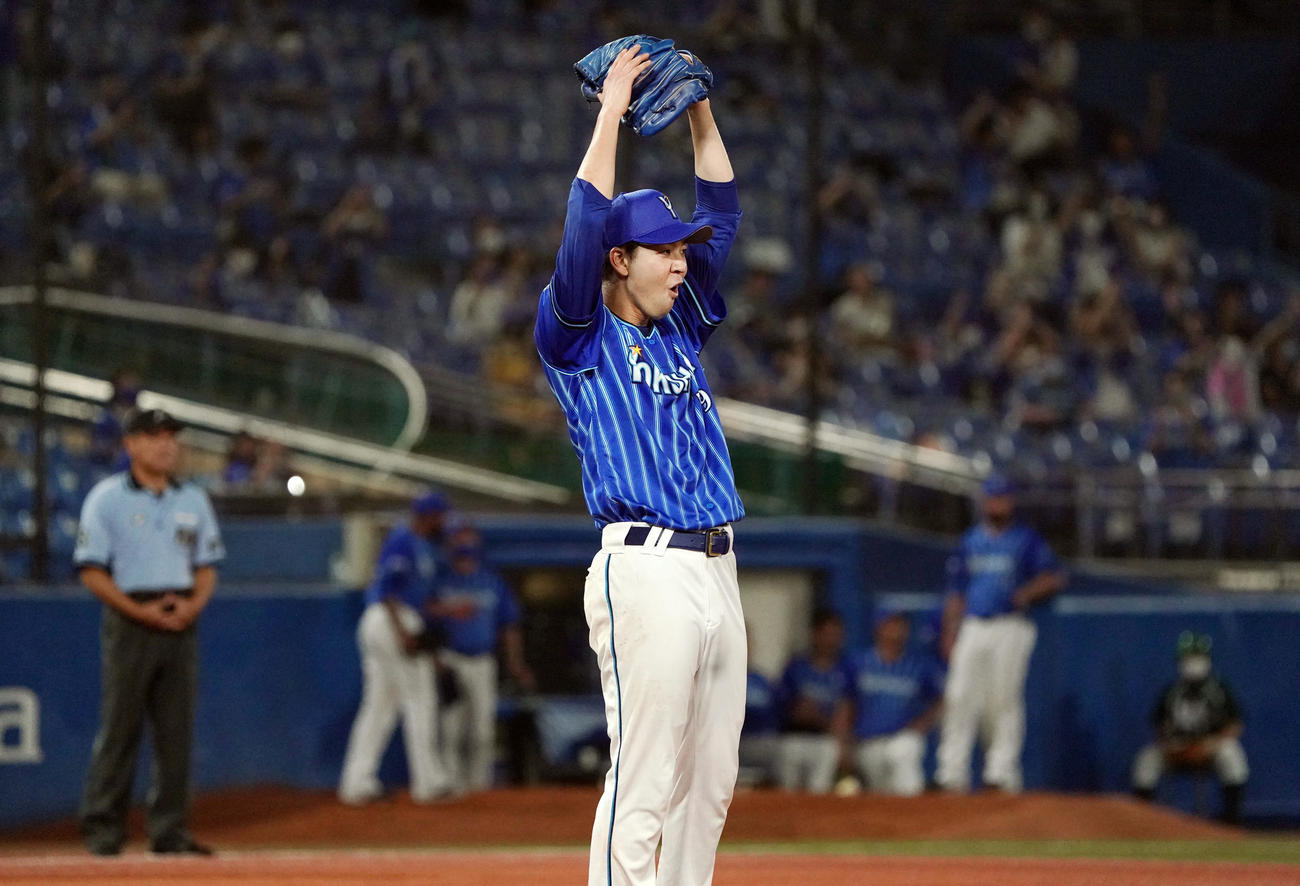 ヤクルト対DeNA　7回裏ヤクルト無死一塁、山崎の二ゴロを柴田が好捕し、併殺打に仕留め、思わず大きく丸ポーズを決める平良（撮影・狩俣裕三）
