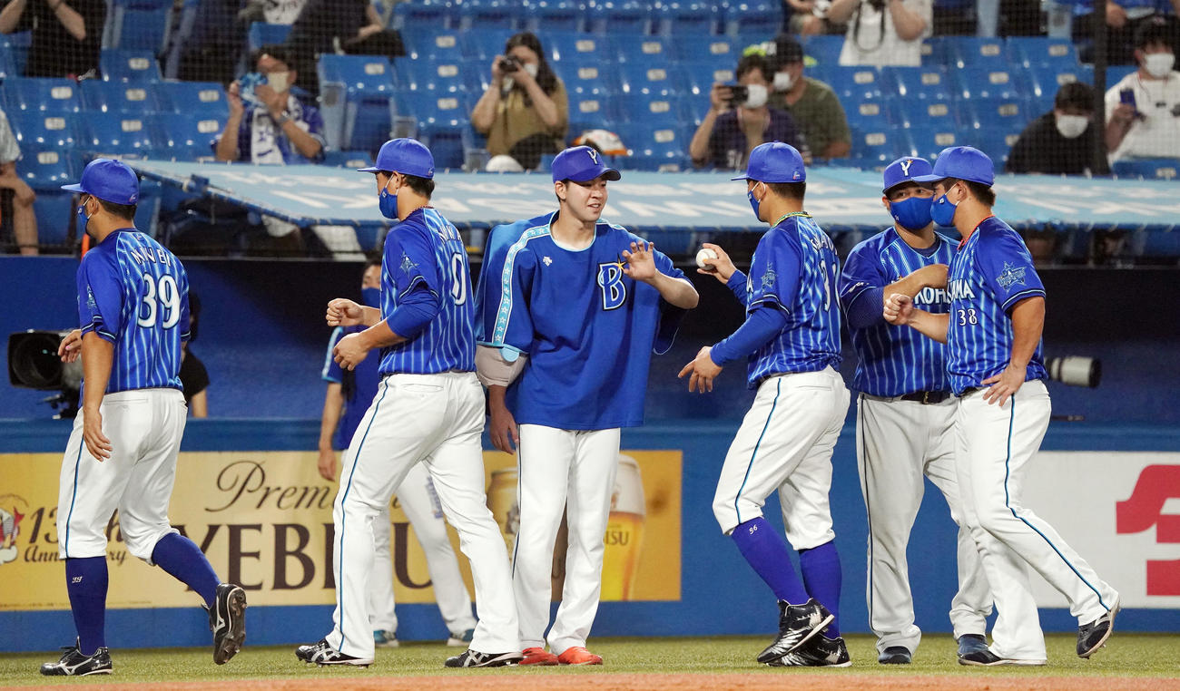ヤクルト対DeNA　試合後、高城（中央右）からウイニングボールを受け取る平良（撮影・狩俣裕三）