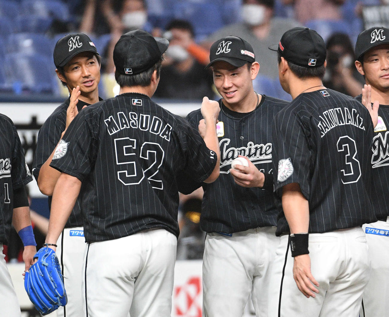 オリックス対ロッテ　益田（手前左）からウイニングボールを受け取り笑顔の中村稔（中央）（撮影・渦原淳）