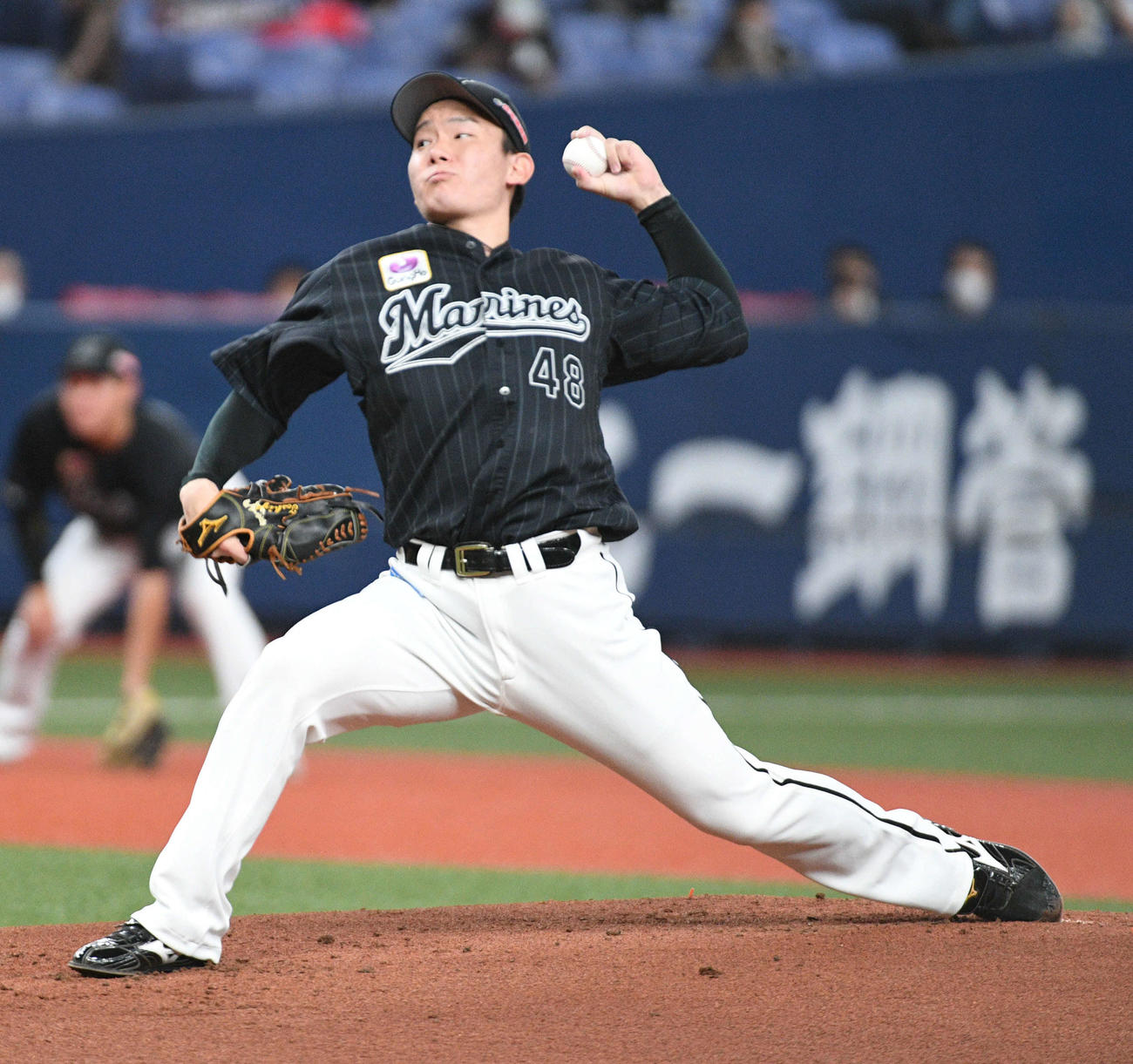 オリックス対ロッテ　6回無失点で初勝利を挙げたロッテ中村稔（撮影・渦原淳）