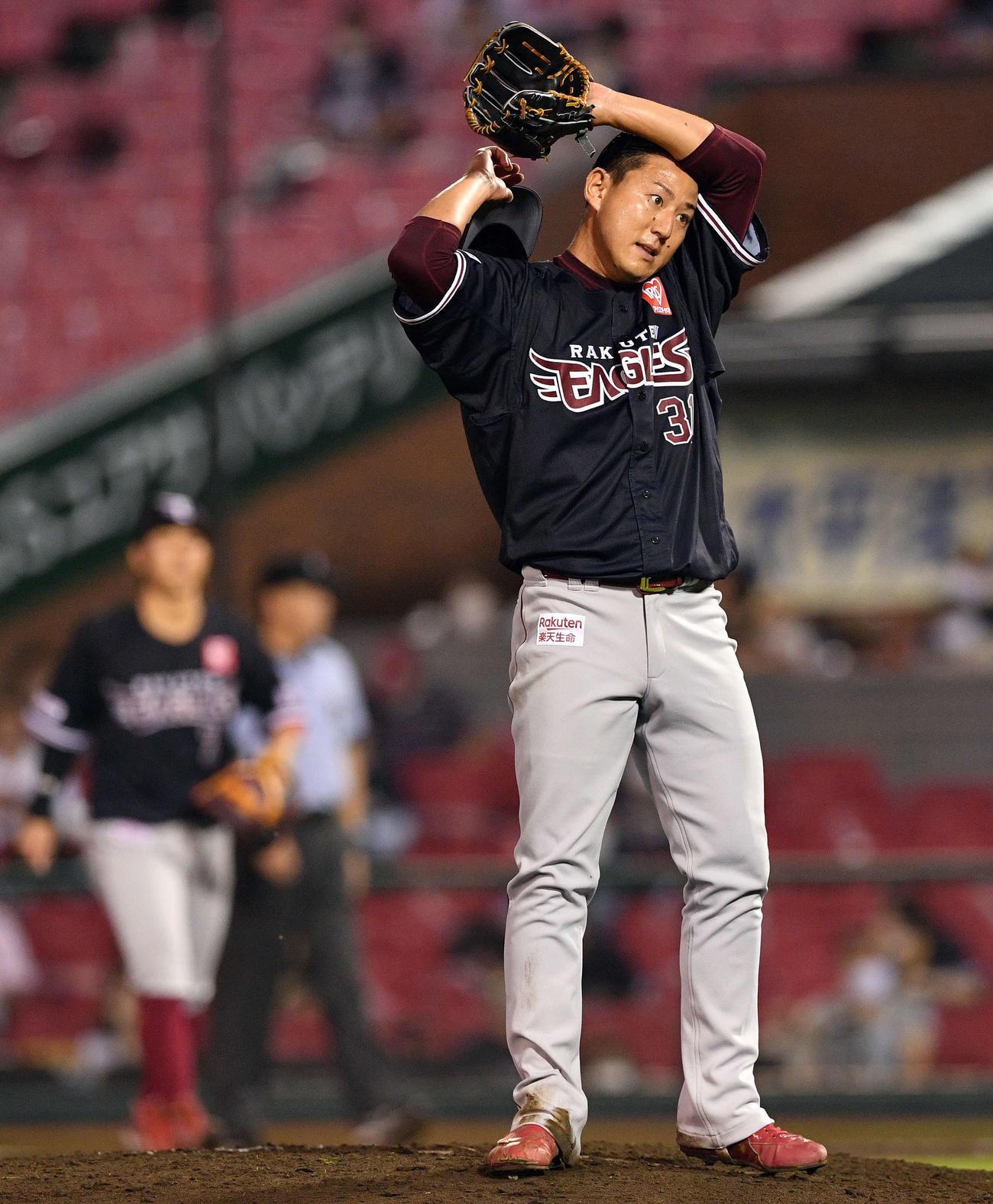 楽天対ソフトバンク　6回表ソフトバンク2死三塁、周東に四球を与え汗をぬぐう福井（撮影・滝沢徹郎）