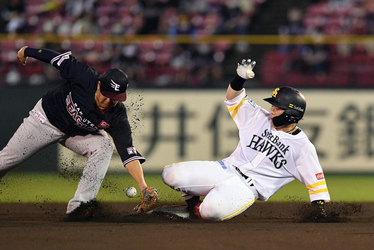 楽天対ソフトバンク　6回表ソフトバンク1死、甲斐（右）は左翼に二安打を放ち二塁へ滑り込む。左は浅村（撮影・滝沢徹郎）