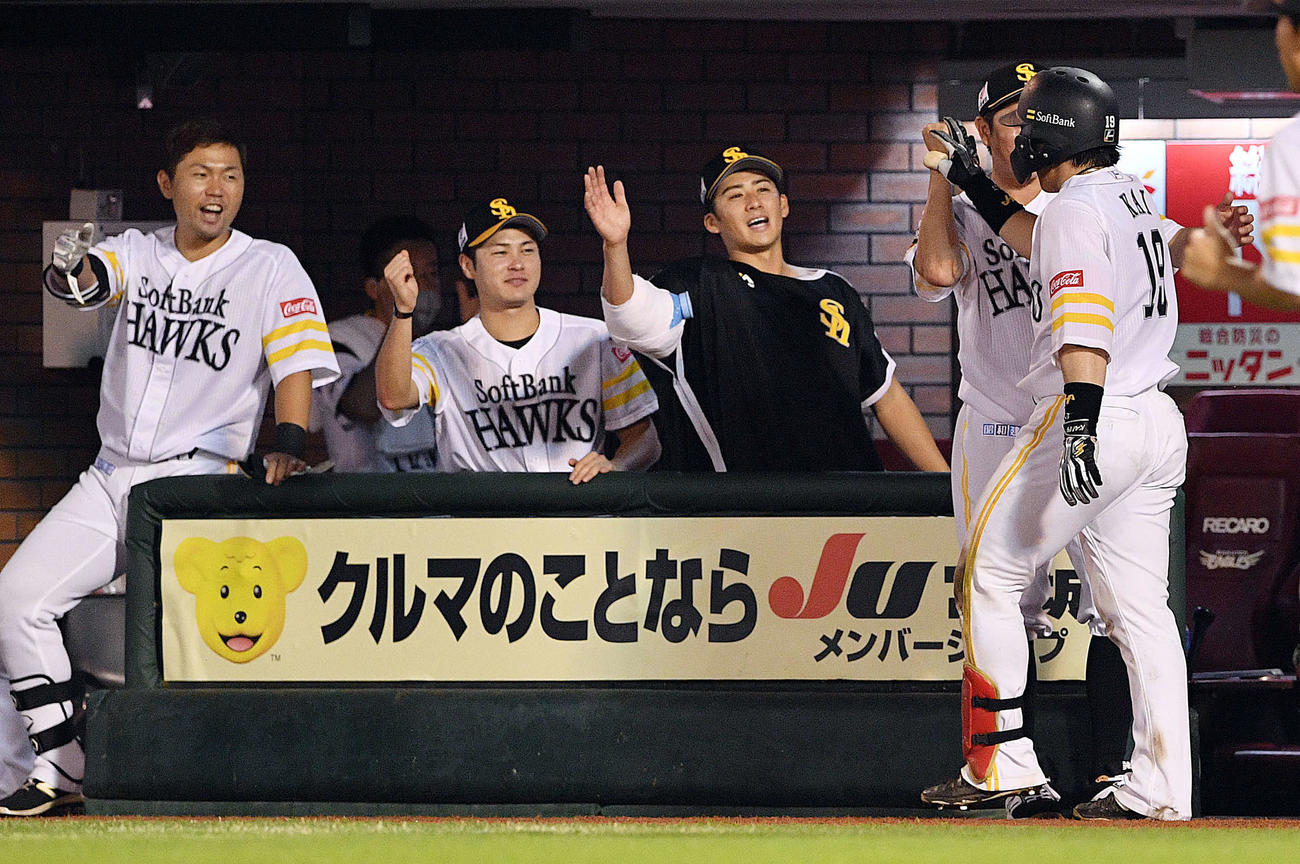 楽天対ソフトバンク　9回表ソフトバンク2死二、三塁、右中間へ3点本塁打を放った甲斐（手前）は生還し板東（後列右から2人目）らナインとエアタッチを交わす（撮影・滝沢徹郎）