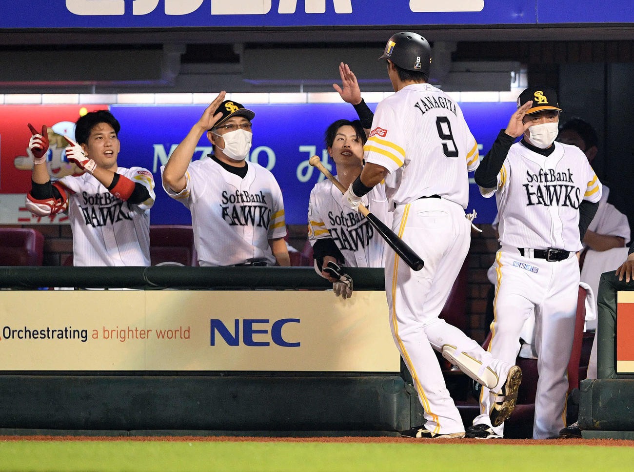 楽天対ソフトバンク　8回表ソフトバンク2死、右越えソロ本塁打を放った柳田（手前）を出迎える工藤監督（右）（撮影・滝沢徹郎）