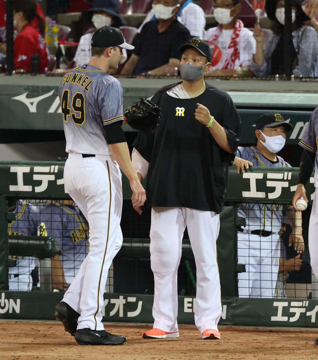 広島対阪神　8回、イニングまたぎを無失点に抑えたジョー・ガンケル（左）を出迎える秋山拓巳（撮影・清水貴仁）